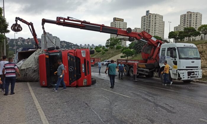 Avcılar’da metal hurda taşıyan kamyon devrildi: 1 yaralı
