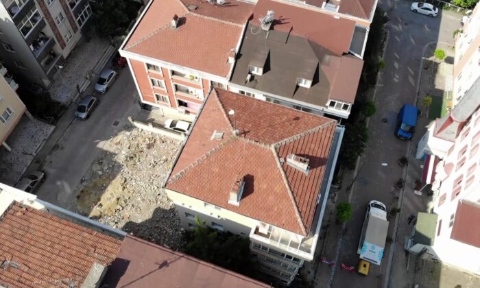 Avcılar’da tedbir amaçlı boşaltılan bina havadan görüntülendi