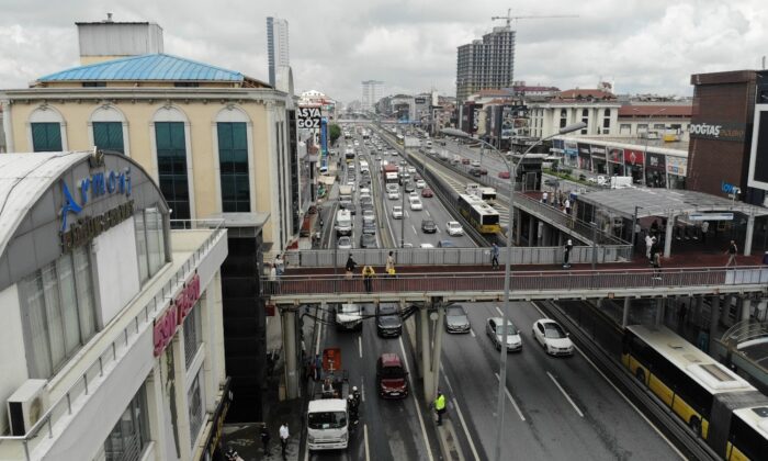 Avcılar’de E-5 üst geçide bağlı kablolar halk otobüsünün üzerine düştü