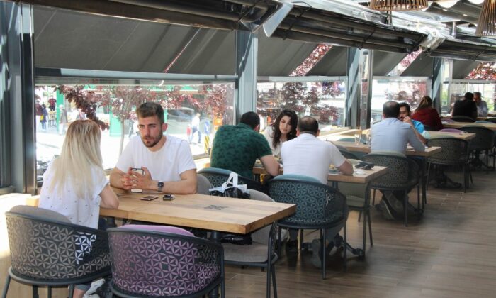 AVM’ler kafe ve restoranların açılmasıyla hareketlilik bekliyor