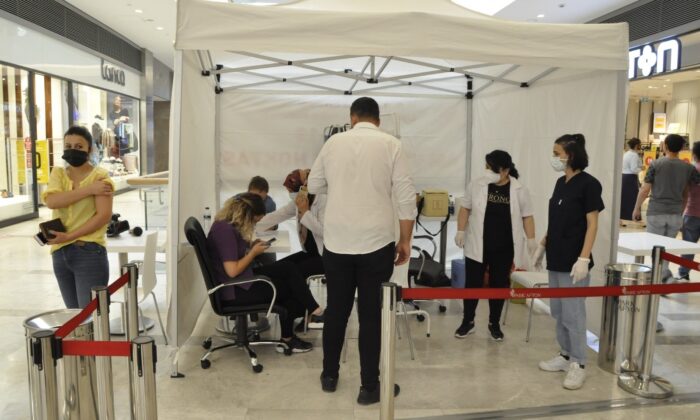 AVM’ye gelen müşteriler hem alışveriş yaptı hem de aşılarını oldu