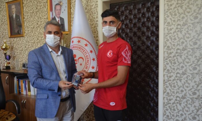 Avrupa üçüncüsü sporcuya hediye