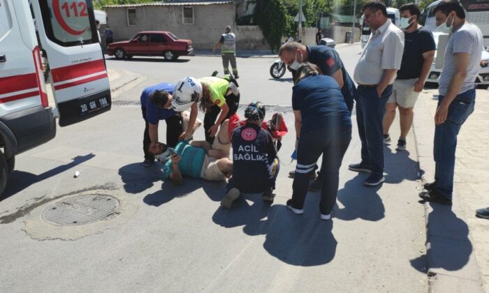 Ayağı kırılan babasını tedavi olurken gözyaşları içerisinde izledi