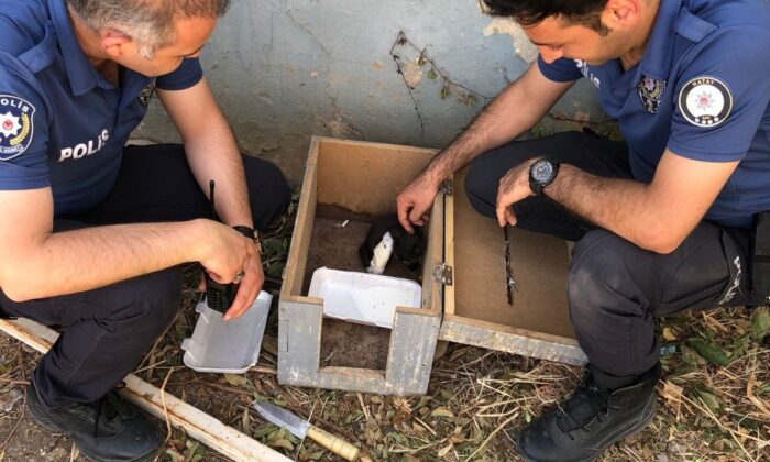Ayağı kırılan yavru kedinin yardımına polisler yetişti