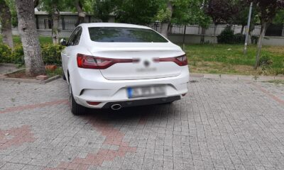 Ayağını camdan çıkararak otomobil kullanan sürücü kamerada