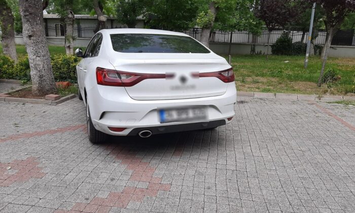 Ayağını camdan çıkararak otomobil kullanan sürücü kamerada