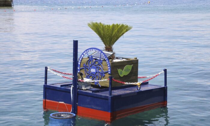 Aydın Büyükşehir Belediyesi yüzer çöp kovası üretti