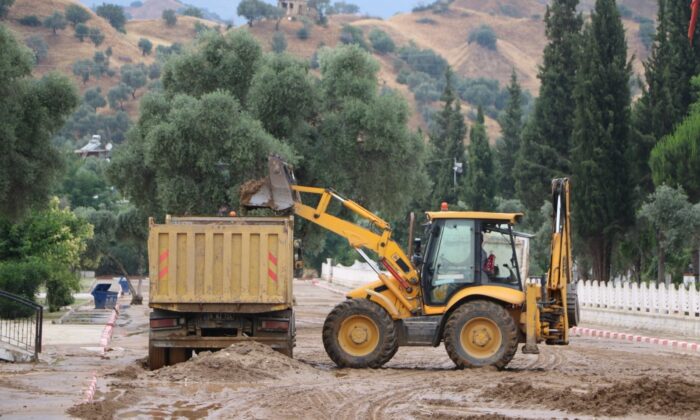 Aydın Büyükşehir Belediyesi’nden afet bölgesine anında müdahale