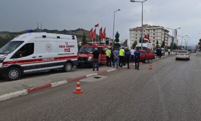 Aydınlatma direğine çarpan otomobilin kaza anı kameralara yansıdı