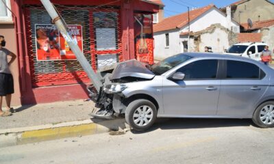 Aydınlatma direğine çarpan sürücü yaralandı