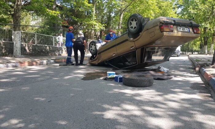 Aydınlatma direğine çarpıp ters dönen otomobil sürücüsü 400 promil alkollü çıktı