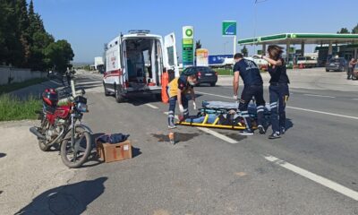 Aynı yönde ilerleyen motosiklet ve otomobil çarpıştı