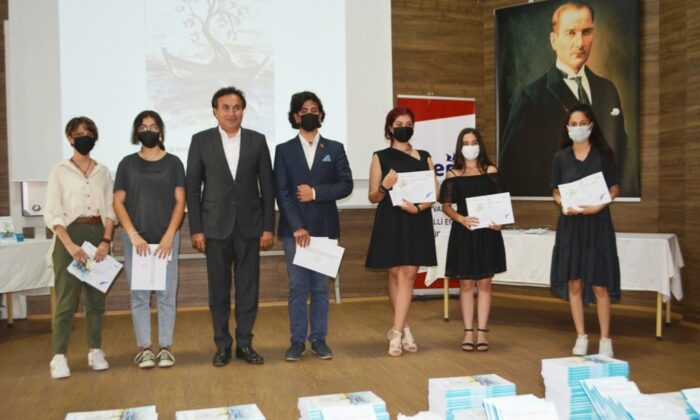 “Ayvalık Kıyılarından Öyküler” kitabının yazarı öğrencilere ödül yağdı