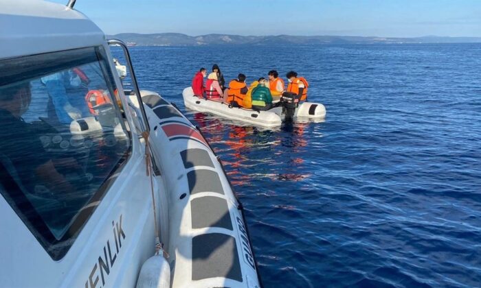 Ayvalık’ta 12 düzensiz göçmen kurtarıldı