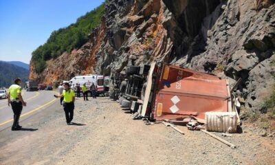 Azeri sürücünün kullandığı tır Zigana dağında yan yattı: 1 yaralı