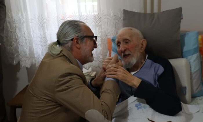 Babalar Gününde İzmit’in en yaşlı babasını unutulmadı