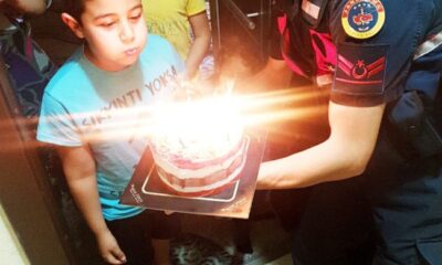 Babası Suriye’de görevli asker çocuğuna jandarmadan doğum günü sürprizi