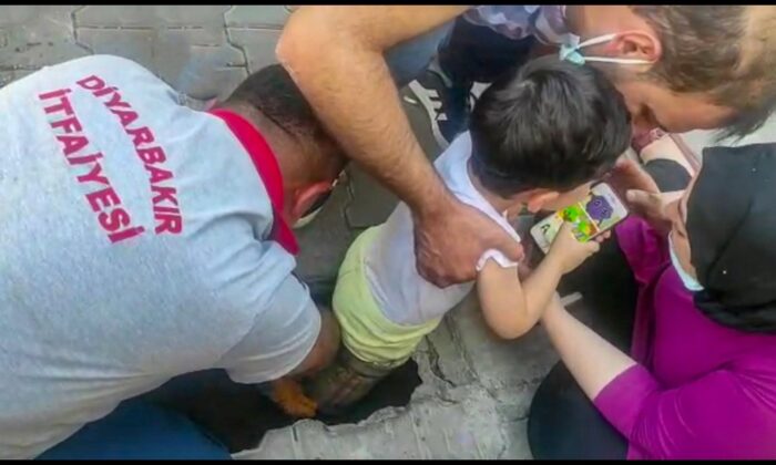 Bacağı su giderine sıkışan küçük çocuğu itfaiye ekipleri kurtardı