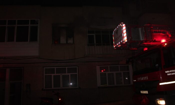 Bacayı temizlemek için benzin döktü, komşusunun evini yaktı