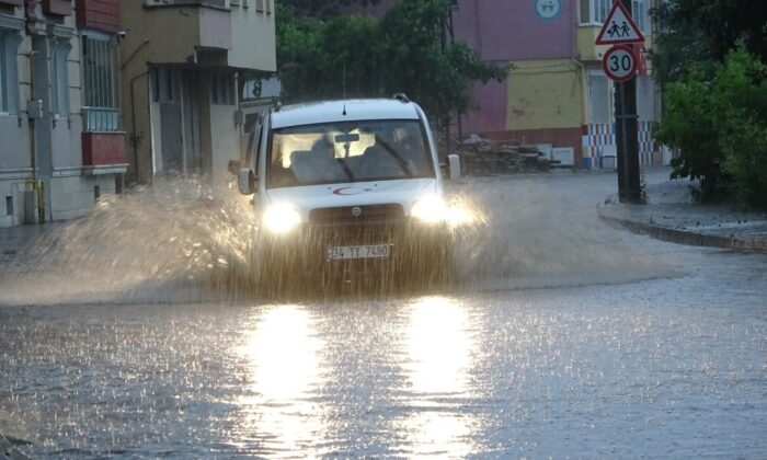 Bafra’da sağanak yağış hayatı olumsuz etkiledi