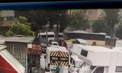 Bağcılar’da belediye otobüsü park halindeki servis araçlarına çarptı: 4 yaralı