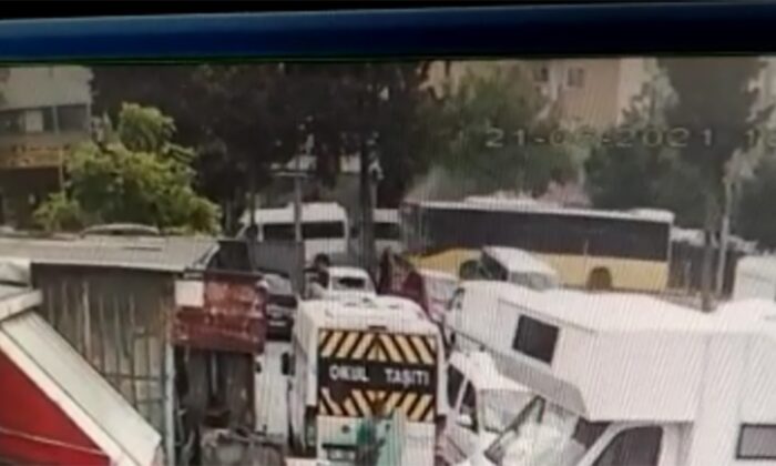 Bağcılar’da belediye otobüsü park halindeki servis araçlarına çarptı: 4 yaralı