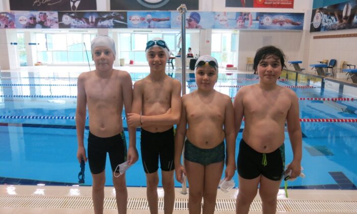 Bağcılarlı minik yüzücüler 20 madalya kazandı