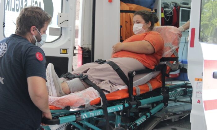 Bahçede otururken yılan sokan genç kız hastanelik oldu