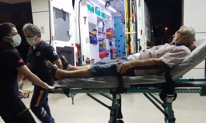 Bahçede otururken yorgun mermi isabet etti