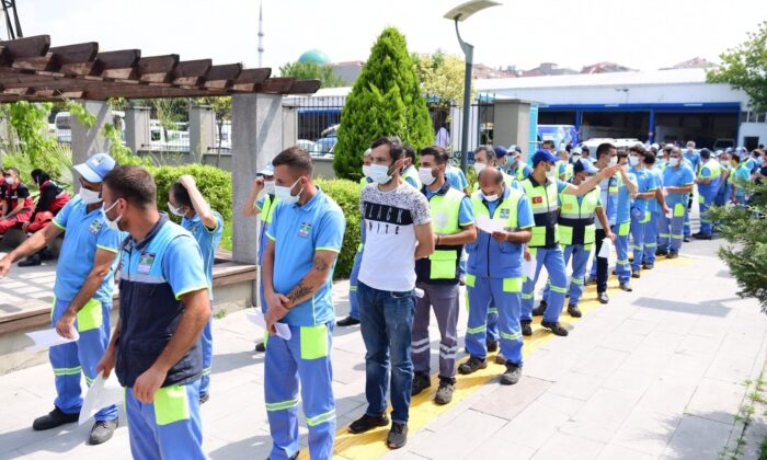 Bahçelievler’de seyyar aşı uygulaması ile sahada çalışan belediye personeli aşı oldu