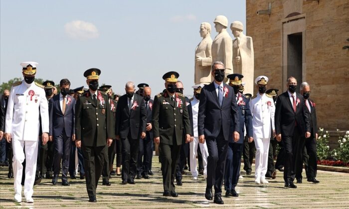 Bakan Akar, komuta kademesi ve OYAK Yönetim Kurulu ile Anıtkabir’i ziyaret etti