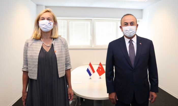 Bakan Çavuşoğlu, Hollandalı ve Avusturyalı mevkidaşları ile bir araya geldi