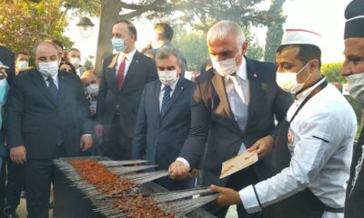 Bakan Ersoy ciğer kebabı pişirdi, Bakan Varank ise izledi