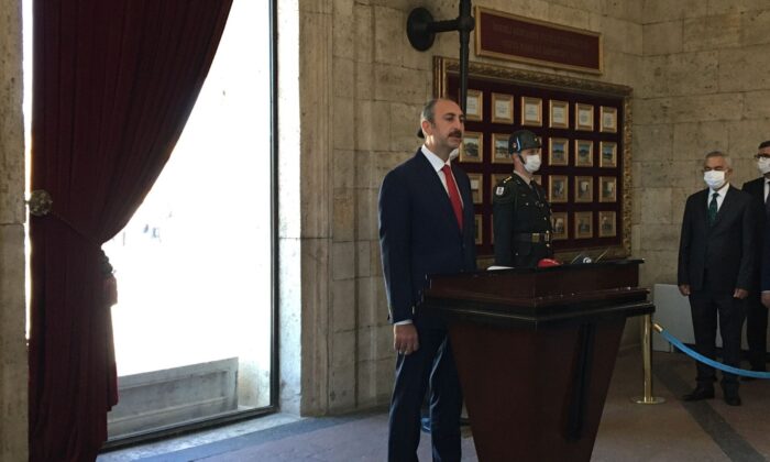 Bakan Gül ve yeni HSK üyeleri Anıtkabir’i ziyaret etti