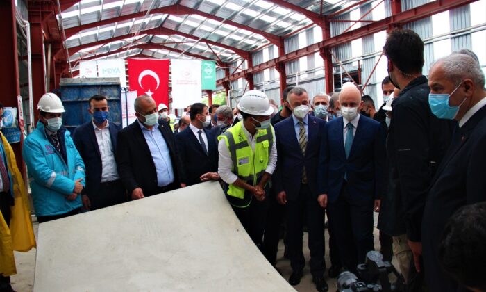 Bakan Karaismailoğlu Darıca sahilindeki metro çalışmalarını inceledi