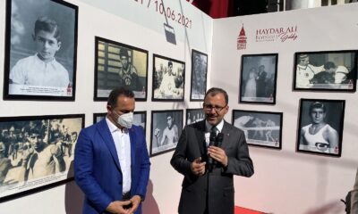 Bakan Kasapoğlu, başkonsoloslarla “Altın Kalpli Eldiven” Sergisini gezdi