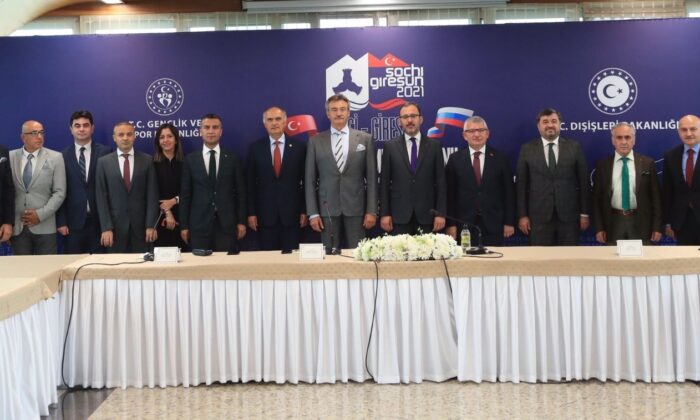 Bakan Kasapoğlu: “Yüzücülerimizin atacağı kulaçlar sağlık çalışanlarımız için olacak”