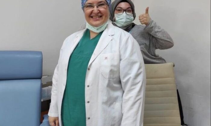 Bakan Koca, 40 milyonuncu aşıyı yapan doktoru paylaştı