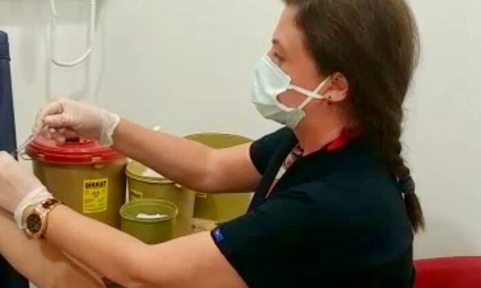 Bakan Koca: “Günlük aşılarda 1,5 milyon doz barajı geçildi”