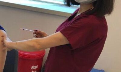 Bakan Koca, günün en çok aşısını yapan hemşireyi paylaştı