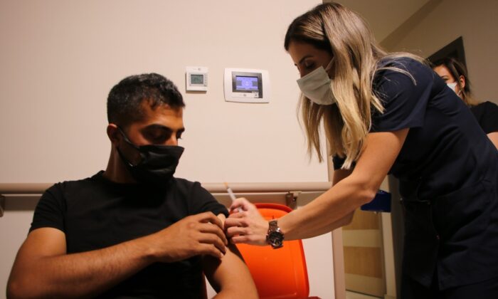 Bakan Koca paylaşmıştı, fedakar hemşire, idari iznini yarıda kesip göreve koşmuş