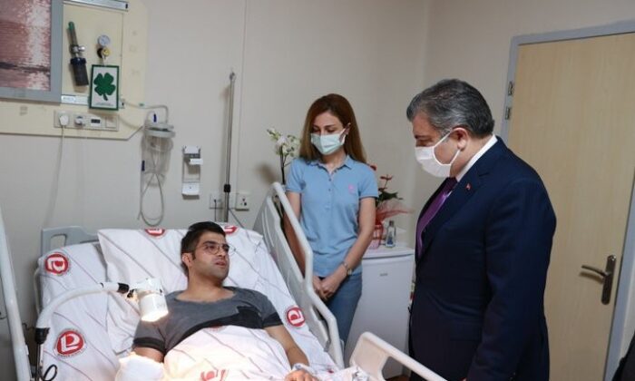 Bakan Koca’dan bıçaklı saldırıda yaralanan doktora geçmiş olsun ziyareti