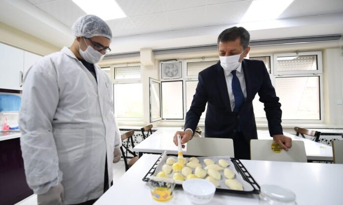 Bakan Selçuk, öğrencilerle pasta yaptı