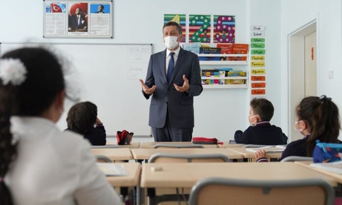 Bakan Selçuk, yüz yüze eğitimin ilk gününde çocuklarla okulda buluştu