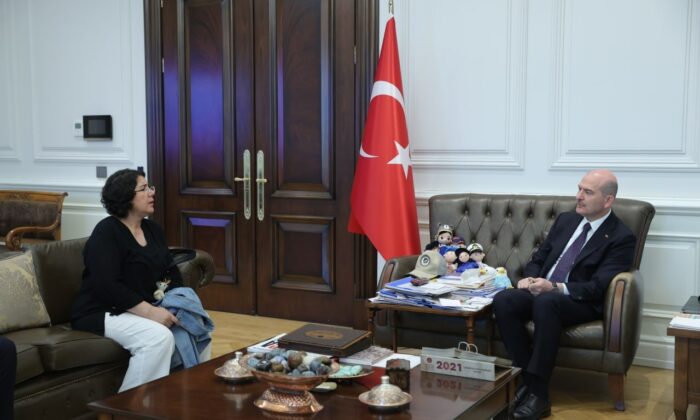 Bakan Soylu, Almanya’da evlat nöbetini başlatan Akbaş ile görüştü