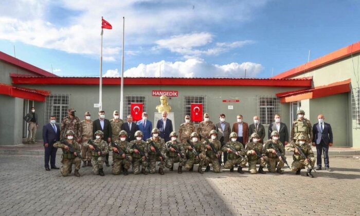 Bakan Soylu askerlerle bir araya geldi