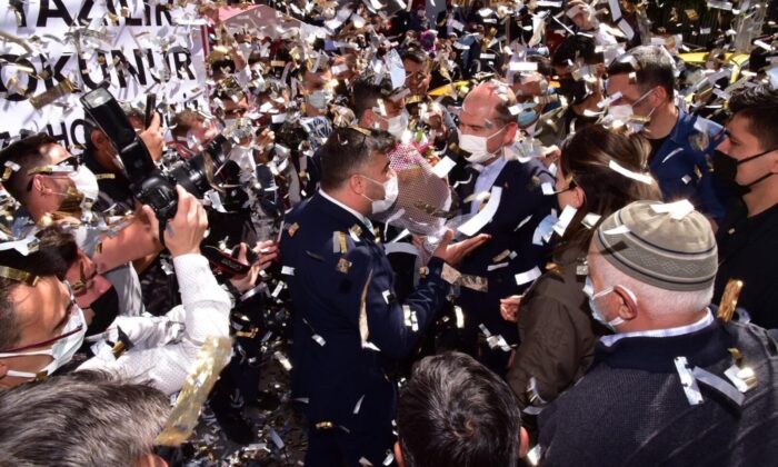 Bakan Soylu’yu Afyonkarahisarlı esnaf havai fişek ve konfeti patlatarak karşıladı