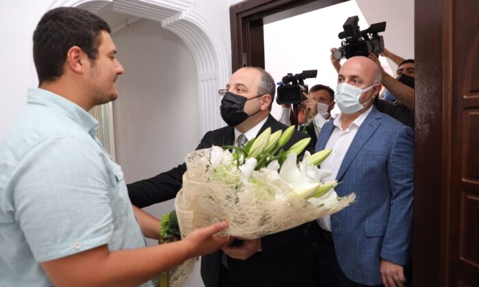 Bakan Varank, darp edilen İHA Muhabirini ziyaret etti