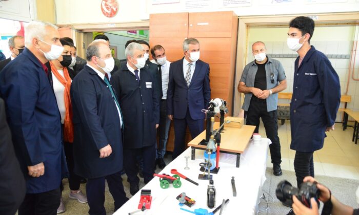 Bakan Varank, Kırşehir’de sanayici ve iş insanları ile bir araya geldi