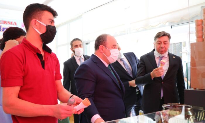 Bakan Varank sıcaktan bunalan takipçilerine dondurma servisi yaptı